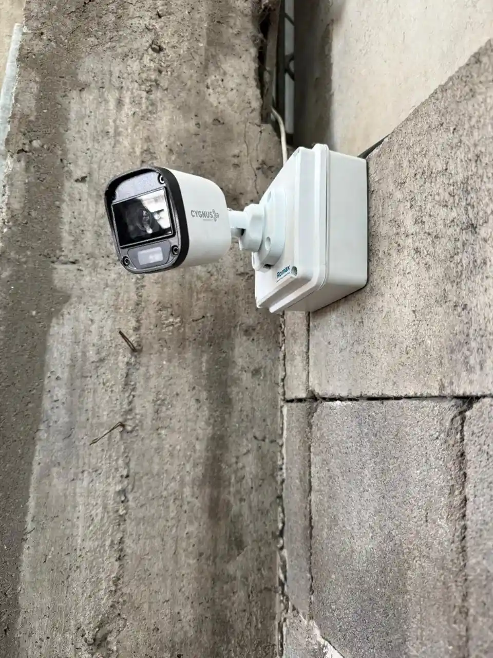 Cámara exterior en acceso principal